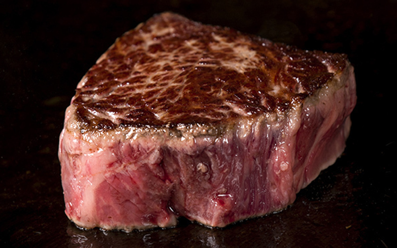 希少部位もリーズナブルな価格で楽しめる、赤身肉専門の鉄板ステーキ